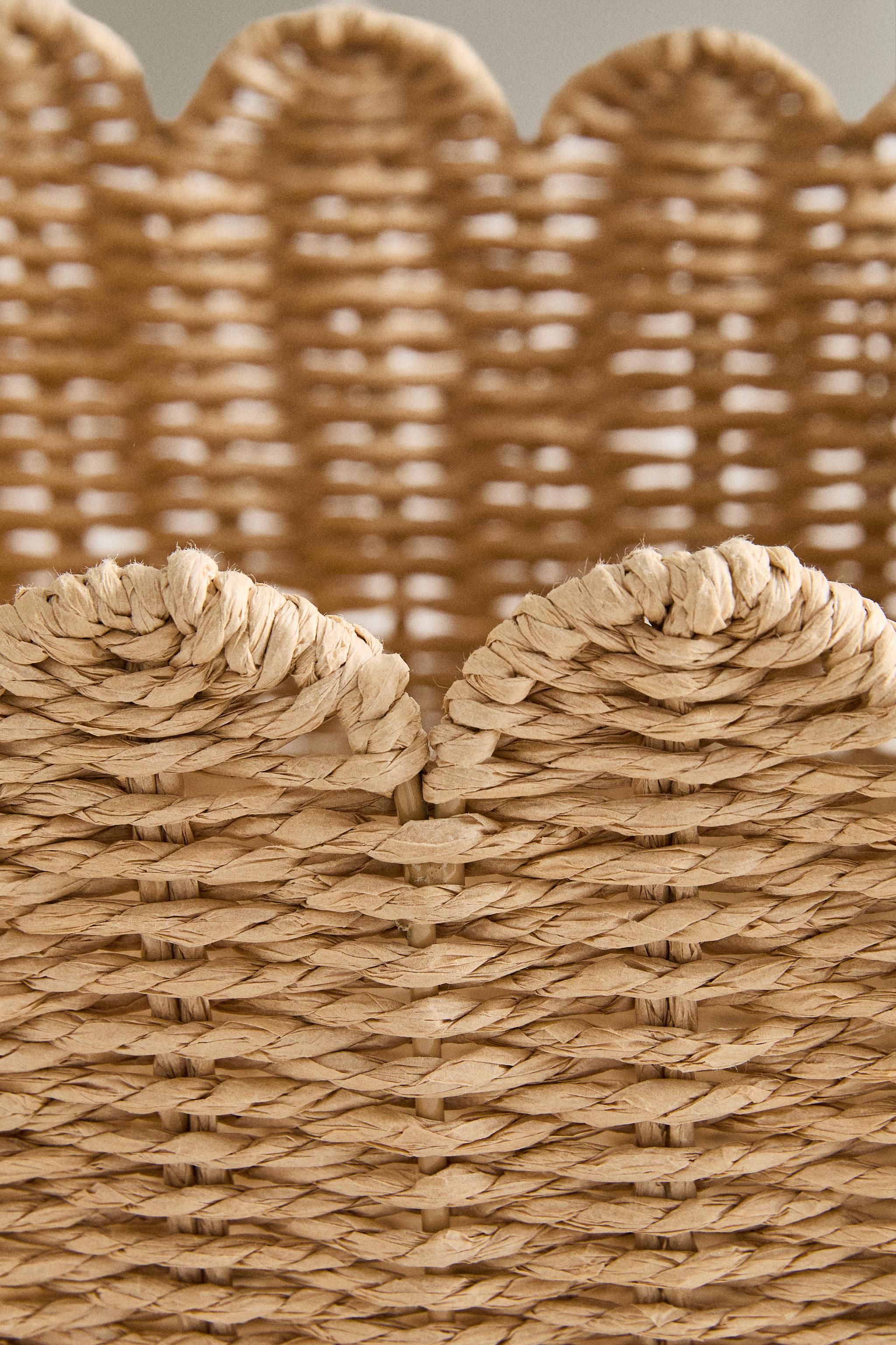 SMALL SCALLOPED BASKET